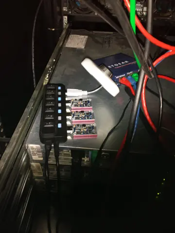 Mar 2014. USB bitcoin miners on a powered hub, perched on top of a server.